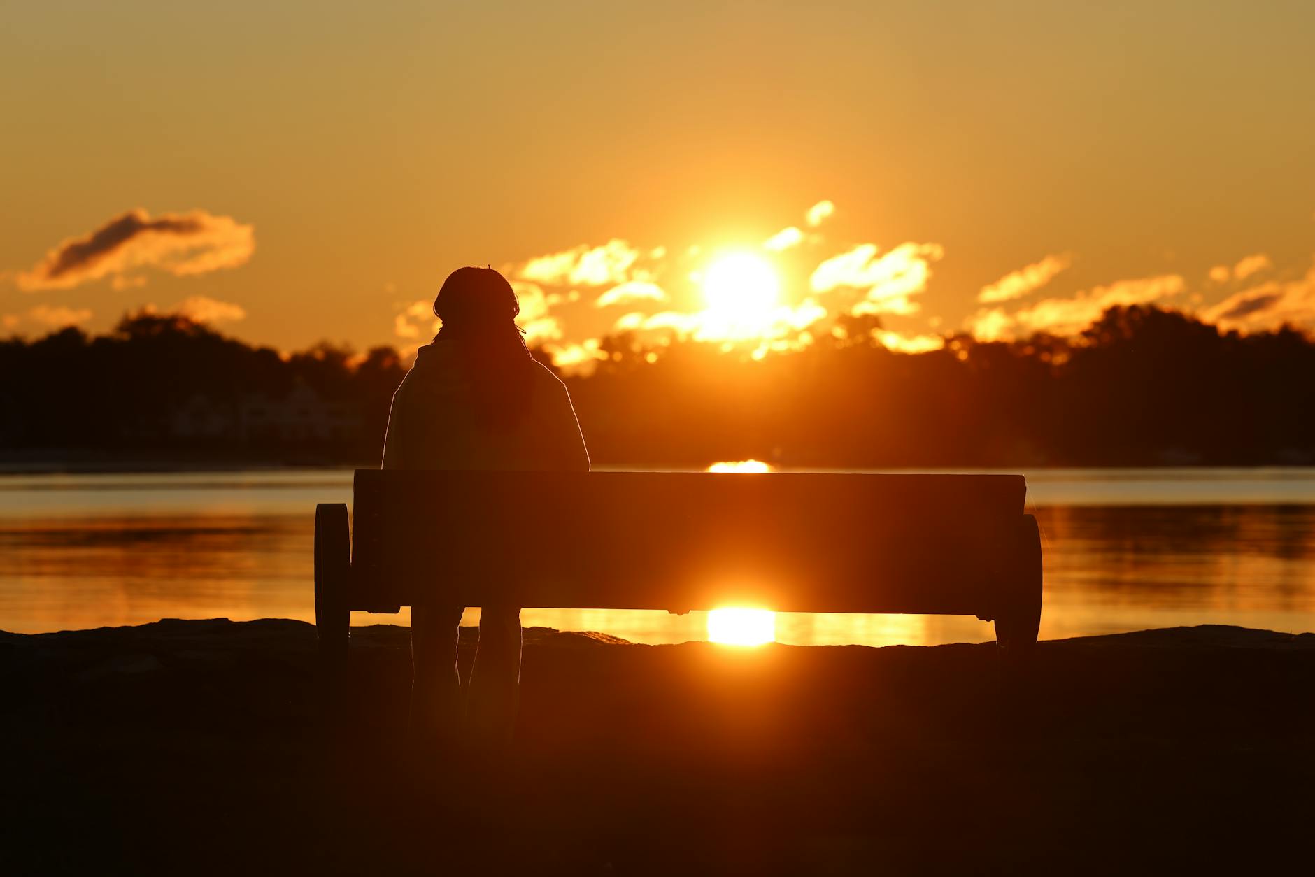 Mantras positifs du matin : comprendre leur impact sur l’esprit et le corps — méditation au lever du soleil