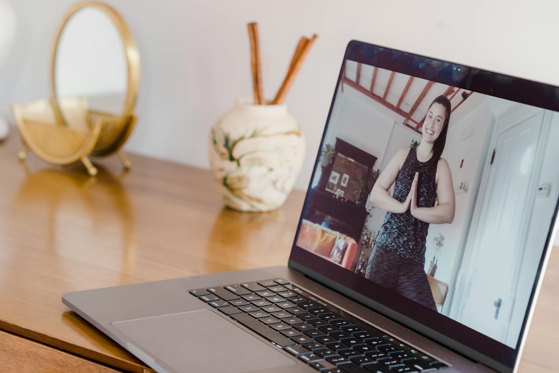 Cours de yoga en ligne Arius Yoga : comment fonctionne la plateforme ? — cours de yoga en ligne à domicile