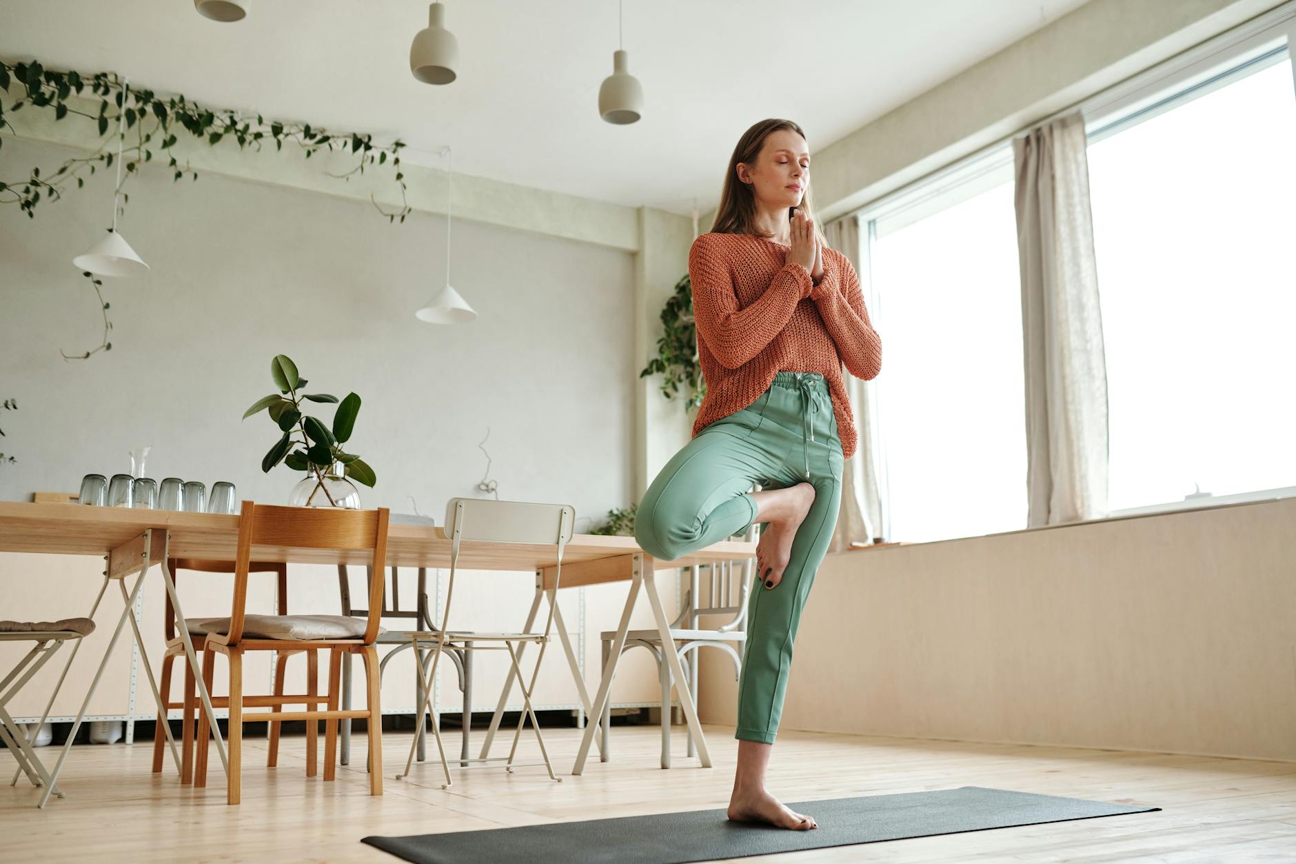 Commencer le yoga sur chaise chez soi : installer une base solide et rassurante — personne faisant des postures de yoga sur chaise