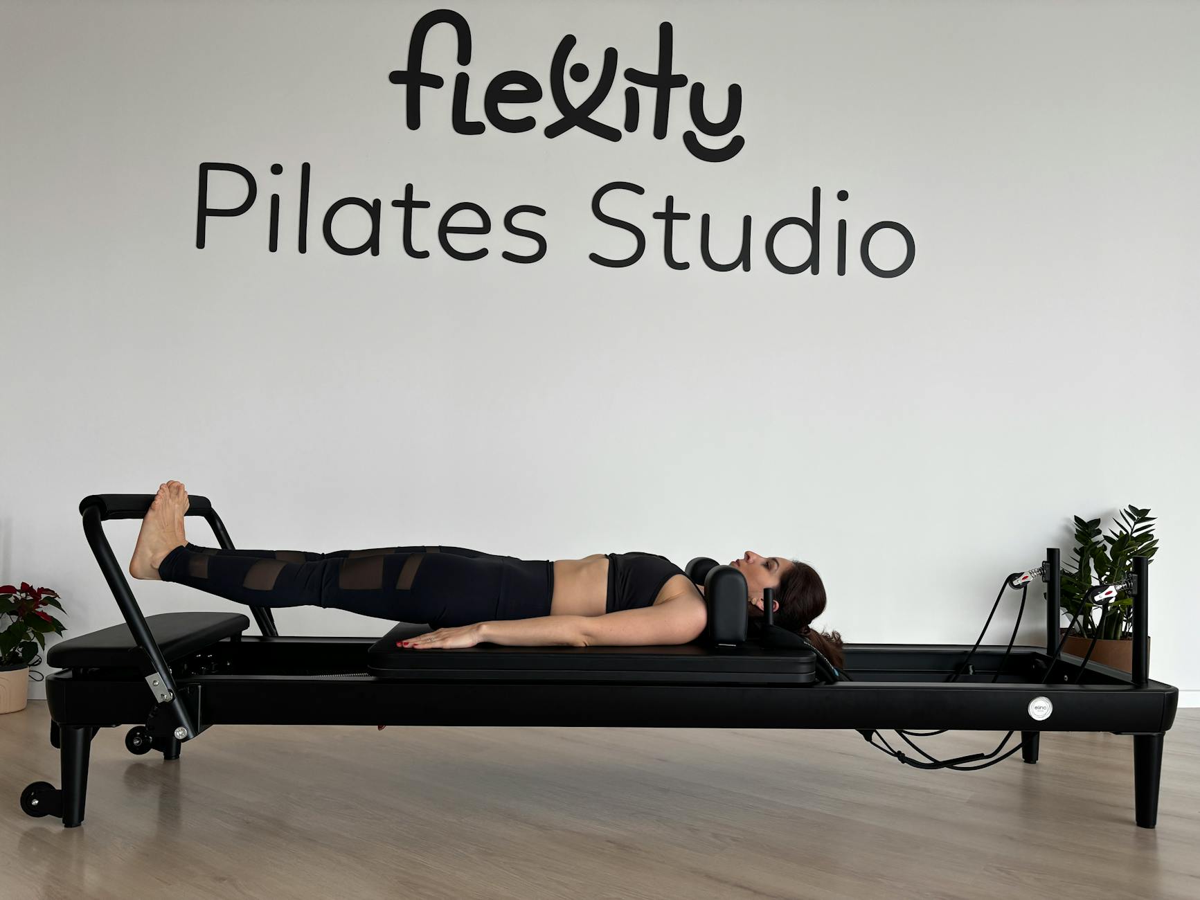 Débuter le pilates : comprendre les bases avant les exercices essentiels — personne pratiquant le pilates sur un tapis