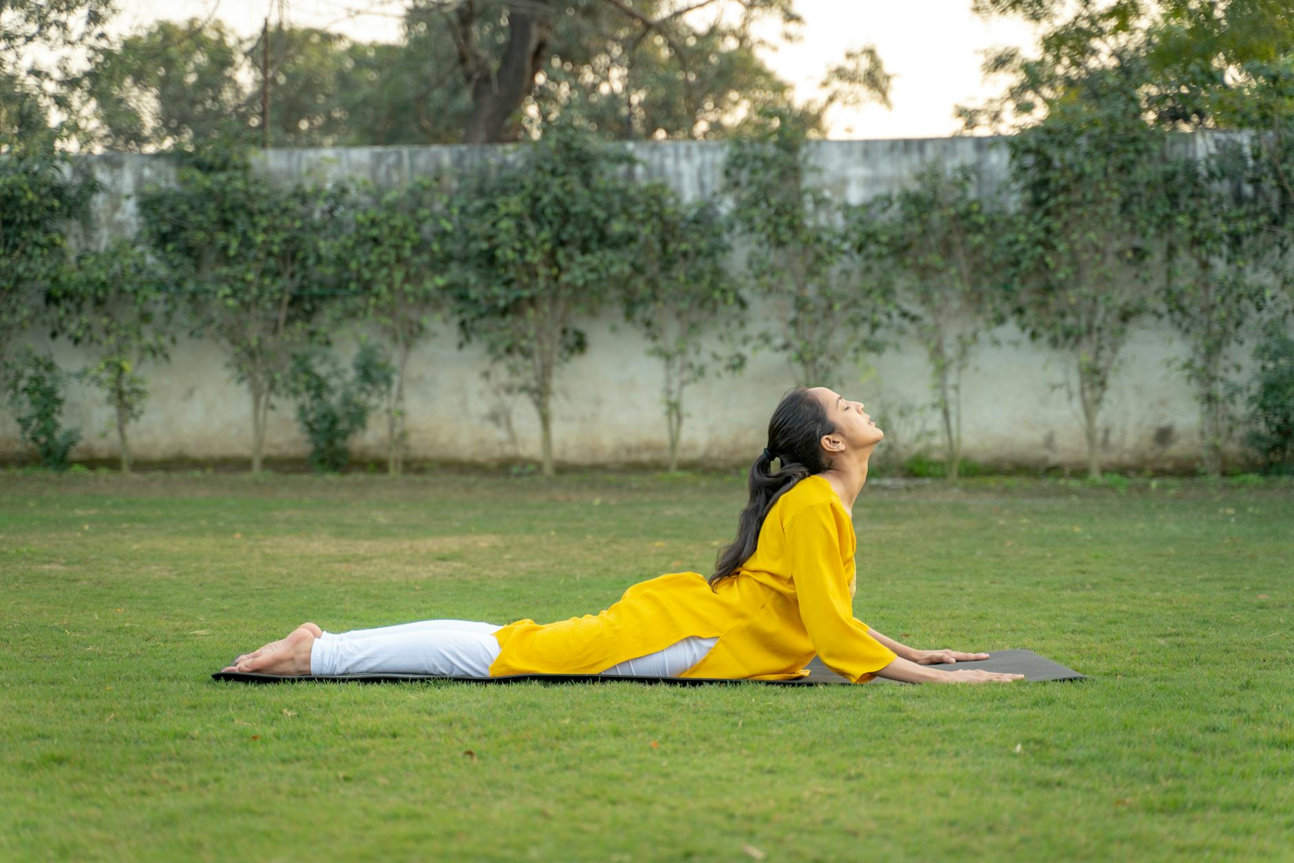 Comprendre le lumbago du jardinier et l’apport du yoga pour le dos — yoga jardinage soulagement du dos
