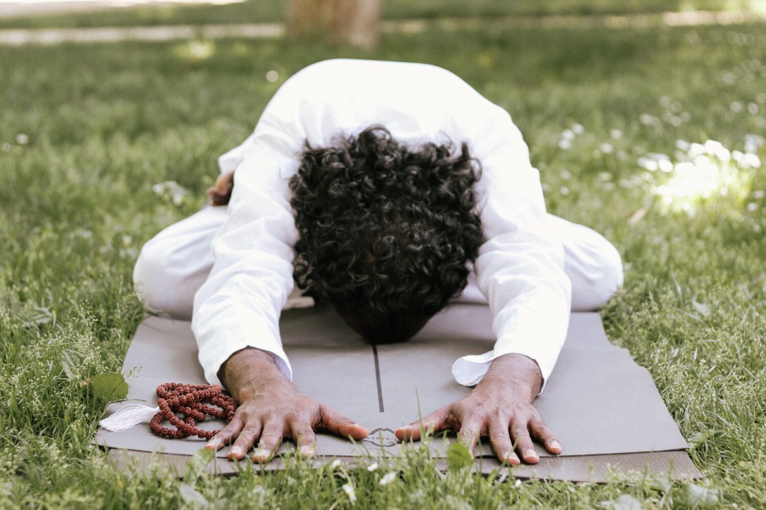 Gardening yoga : postures pour soulager le dos des jardiniers