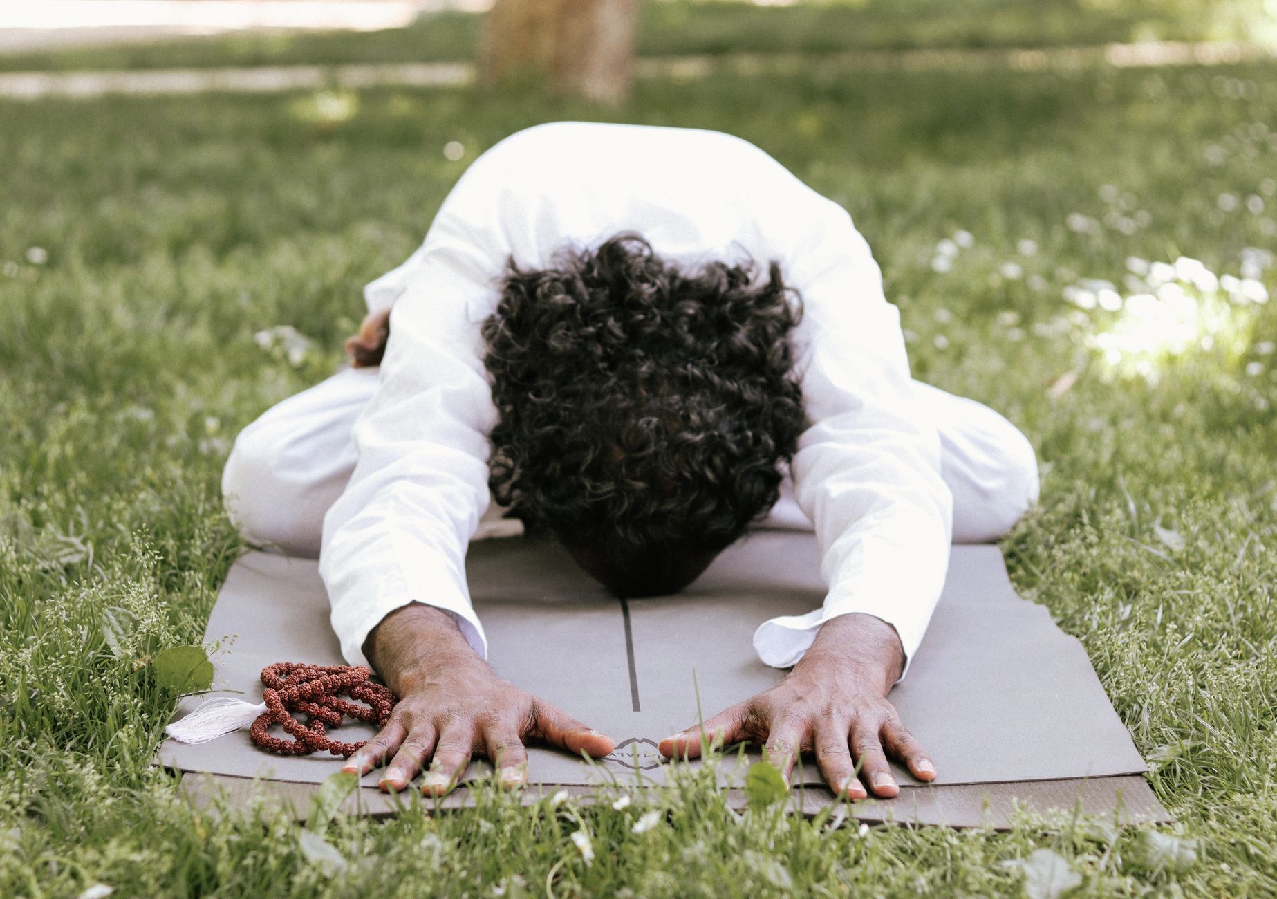 Gardening yoga postures pour soulager — yoga jardinage soulagement du dos