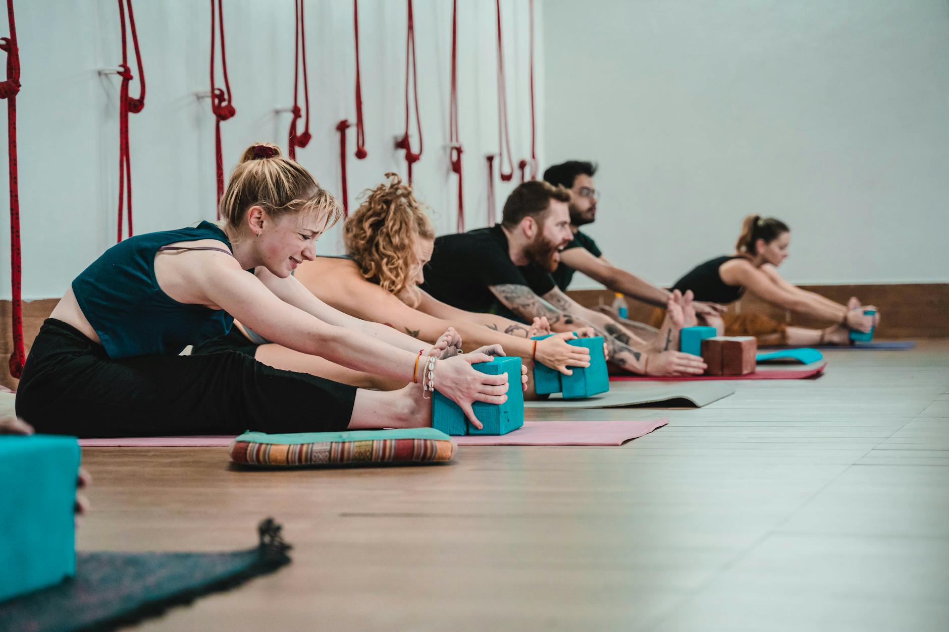 Gérard Arnaud Yoga : une école parisienne de vinyasa devenue référence — cours de yoga dans un studio à Paris