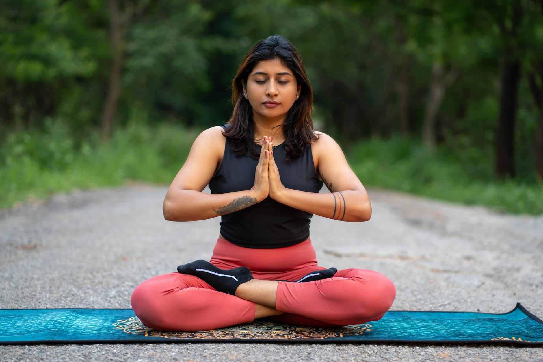 Origine du symbole Om : racines hindoues, textes sacrés et écriture sanskrite — pratiquant de yoga chantant Om