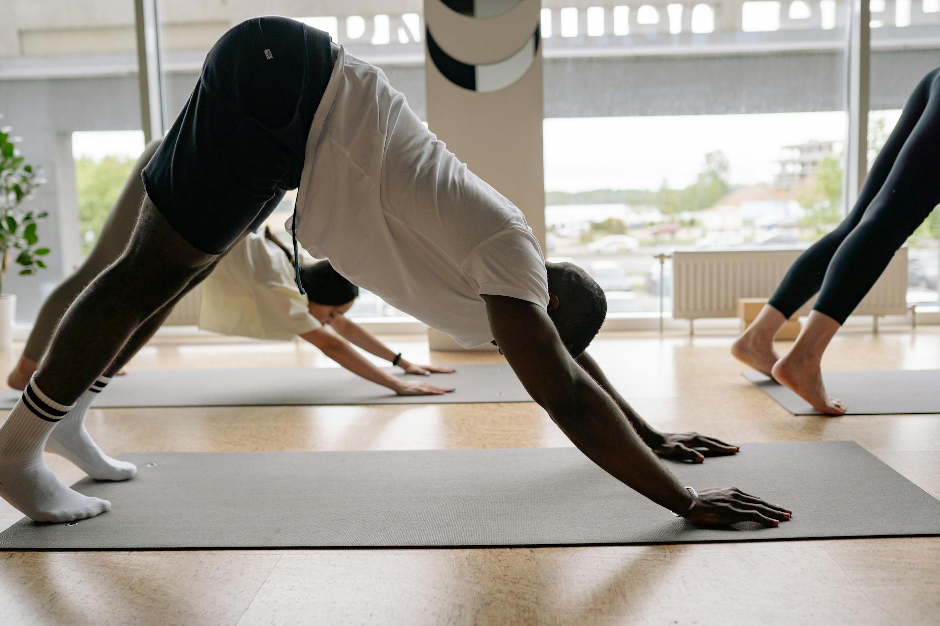 Le Tigre Yoga Club à Paris : panorama des adresses et ambiances — intérieur studio de yoga avec tapis