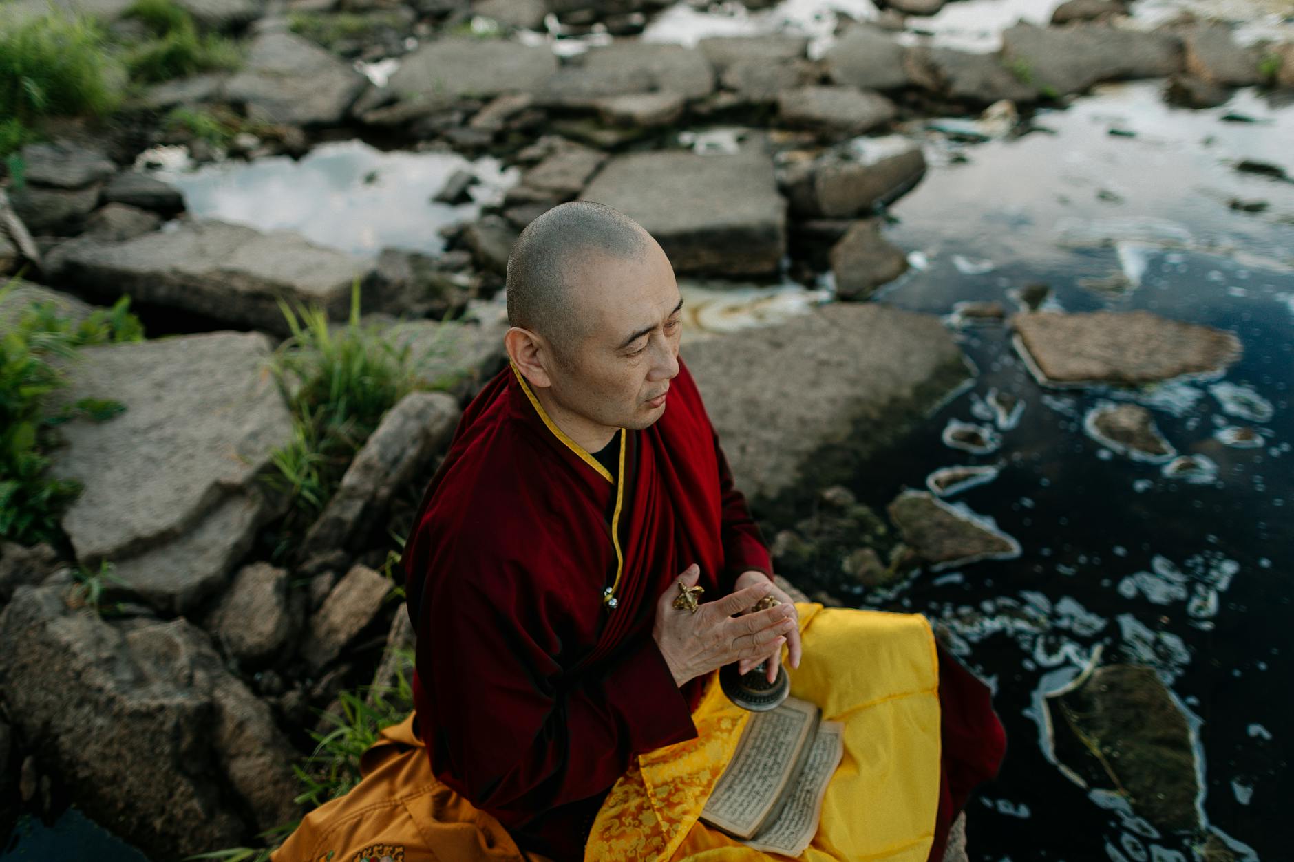 Mantras bouddhistes : comprendre leur rôle entre méditation et vie quotidienne — pratique de méditation mantras bouddhistes
