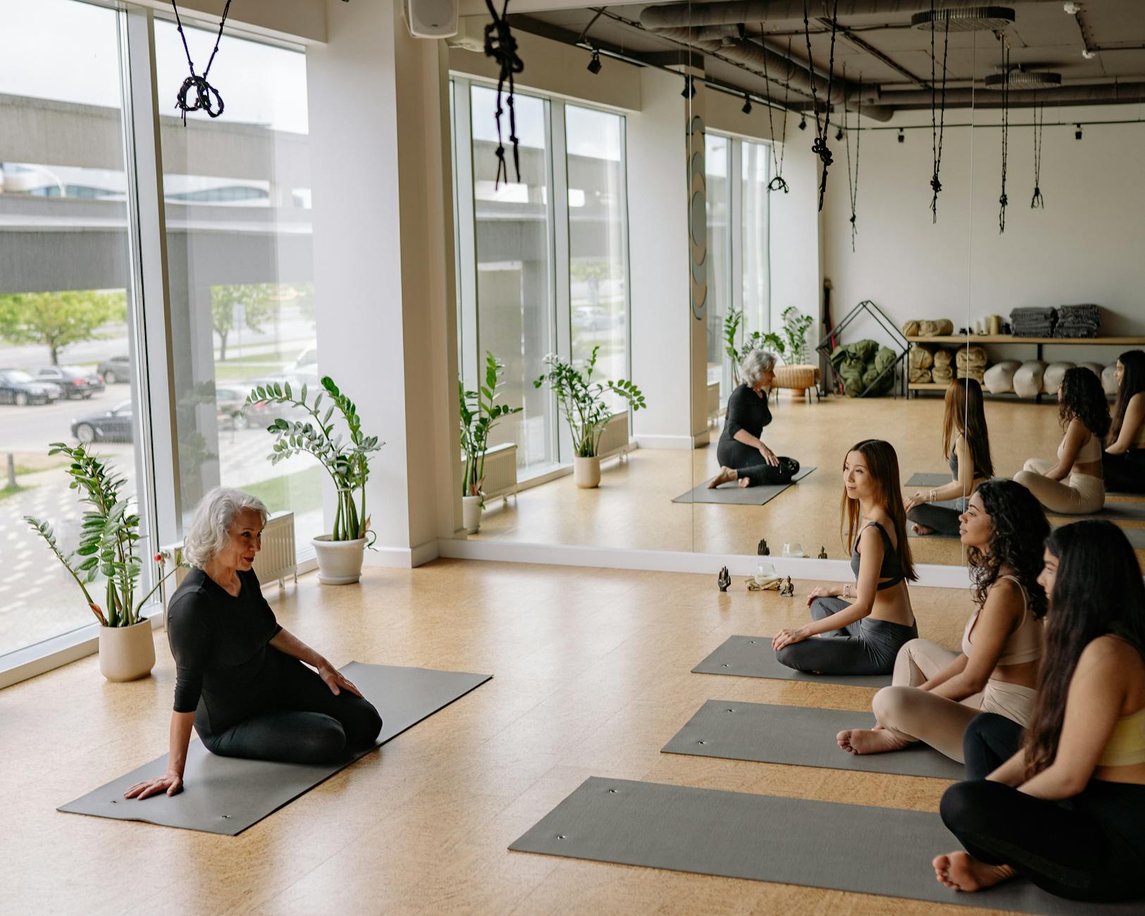 Où pratiquer le yoga à — intérieur studio de yoga urbain