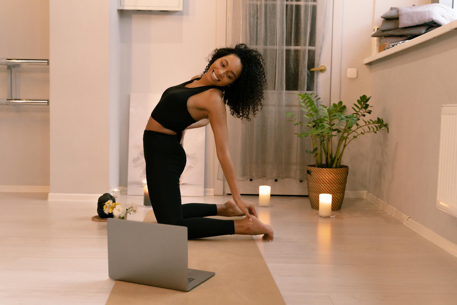 Coaching yoga à domicile : le cocon personnalisé pour progresser en confiance — cours de yoga à domicile en studio