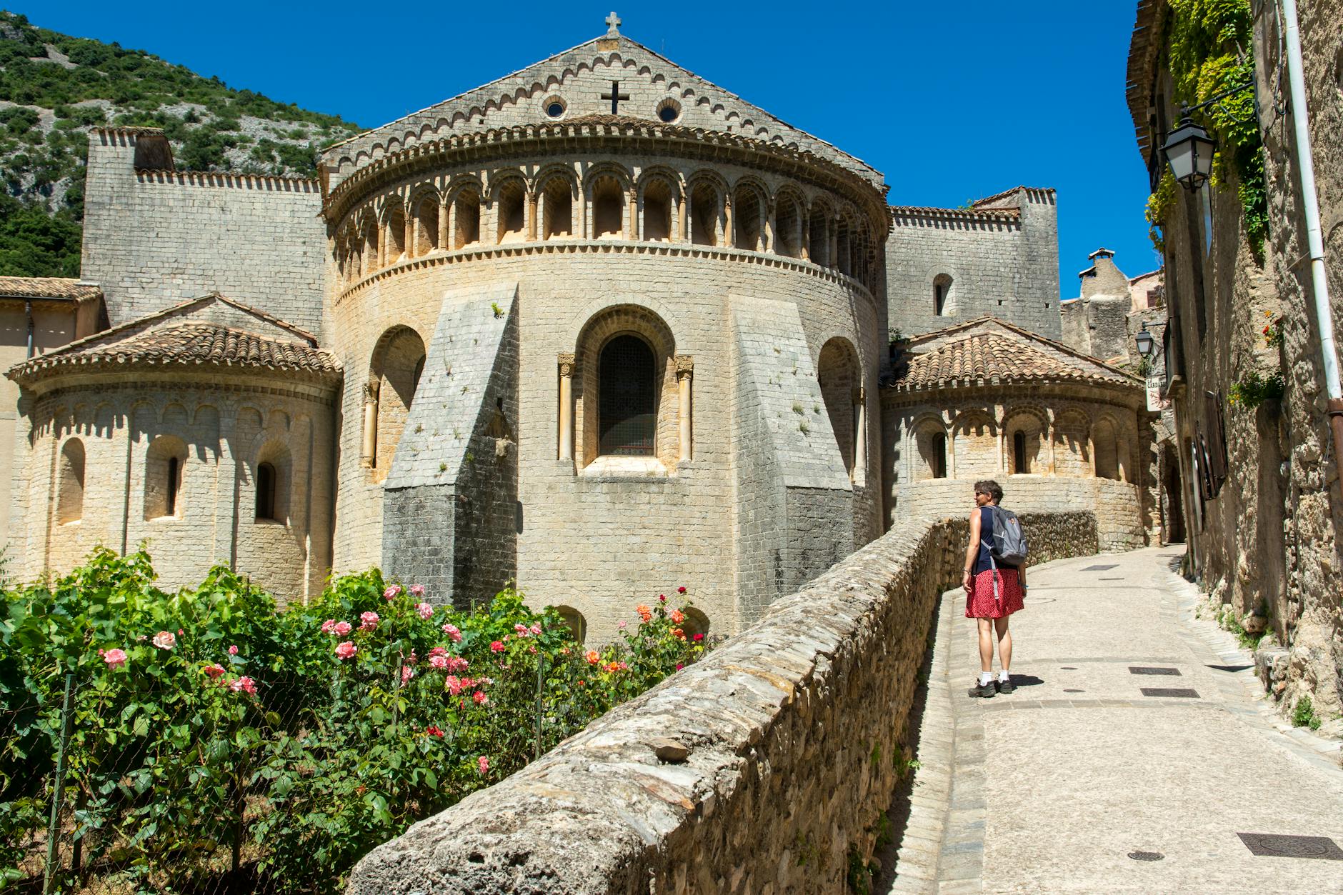Retraite spirituelle en France : comprendre les grandes familles de lieux — jardin paisible d'abbaye en France