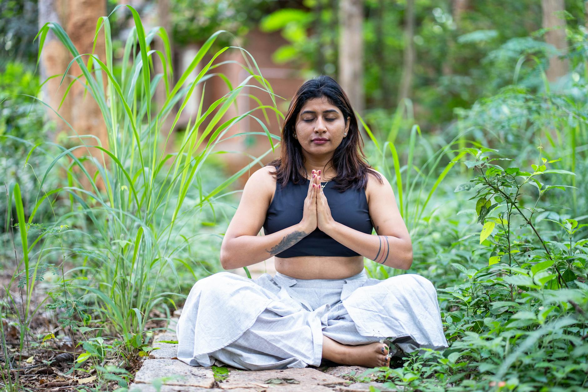 Vivre dans un ashram en Inde : comprendre ce lieu avant de partir — jardin de méditation ashram yoga
