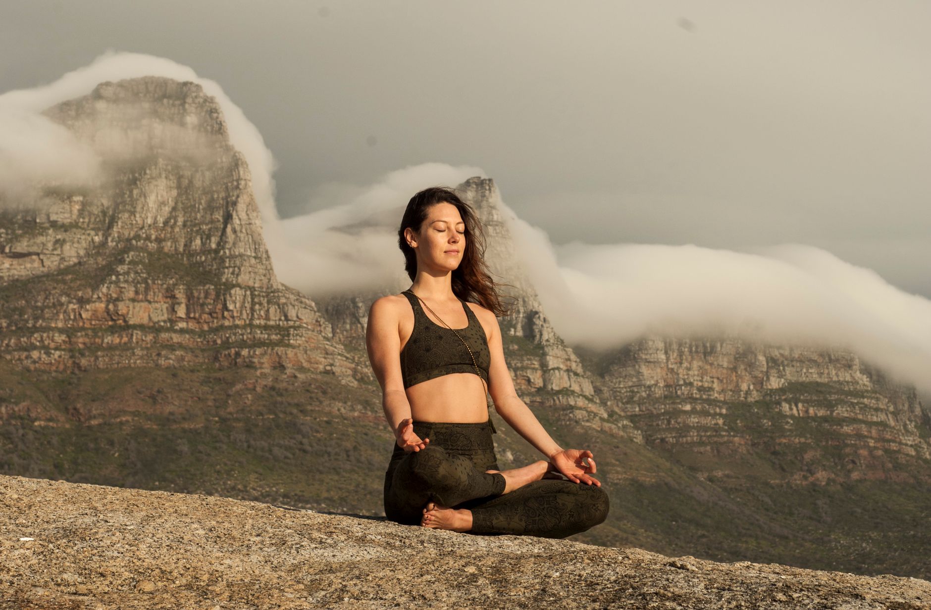 Le flux des pensées pendant la méditation : comprendre le mécanisme pour mieux accueillir — personne méditant nature paisible