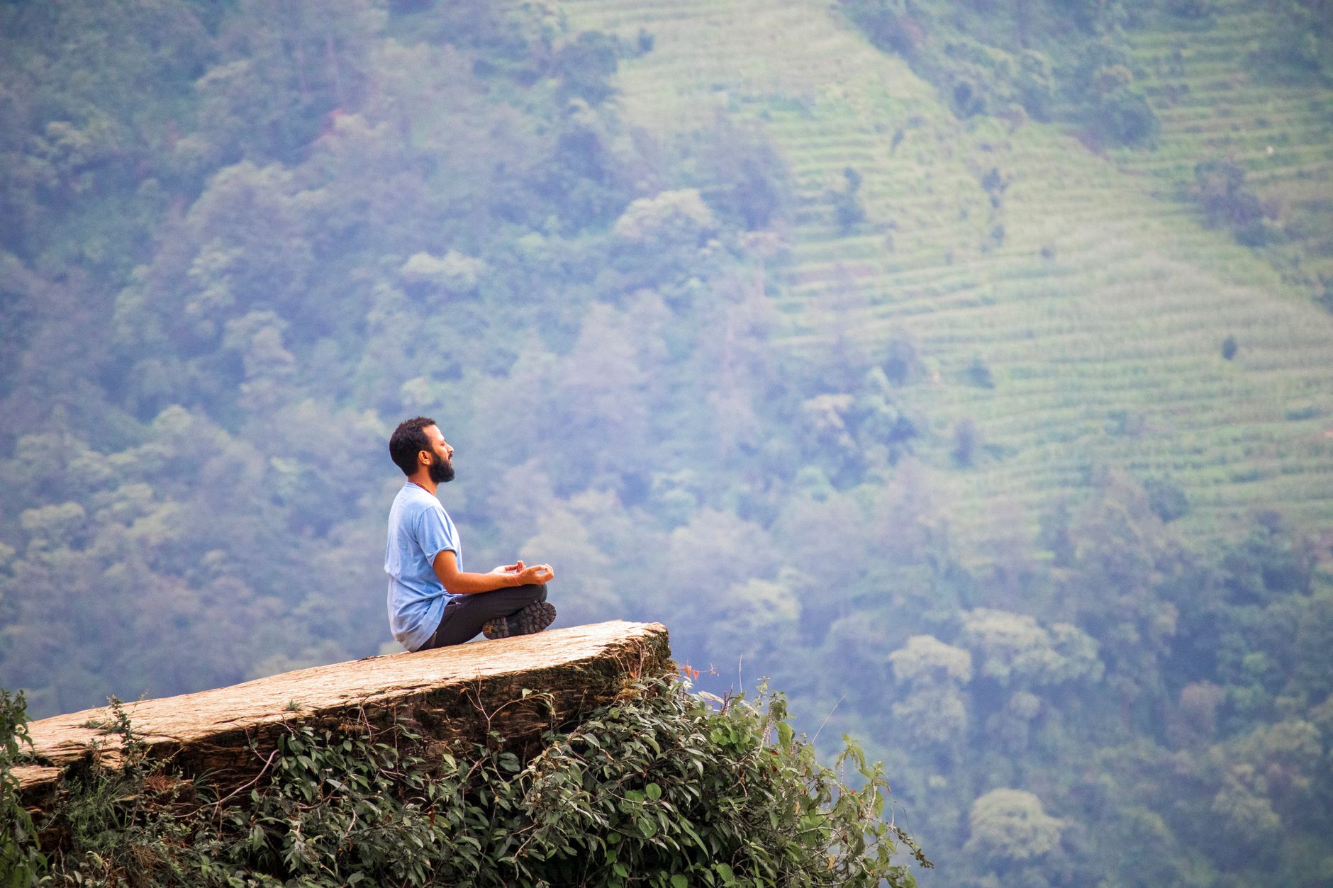 Énergie kundalini, éveil spirituel et activation : démêler le mythe et la réalité des risques — méditation yoga nature sereine