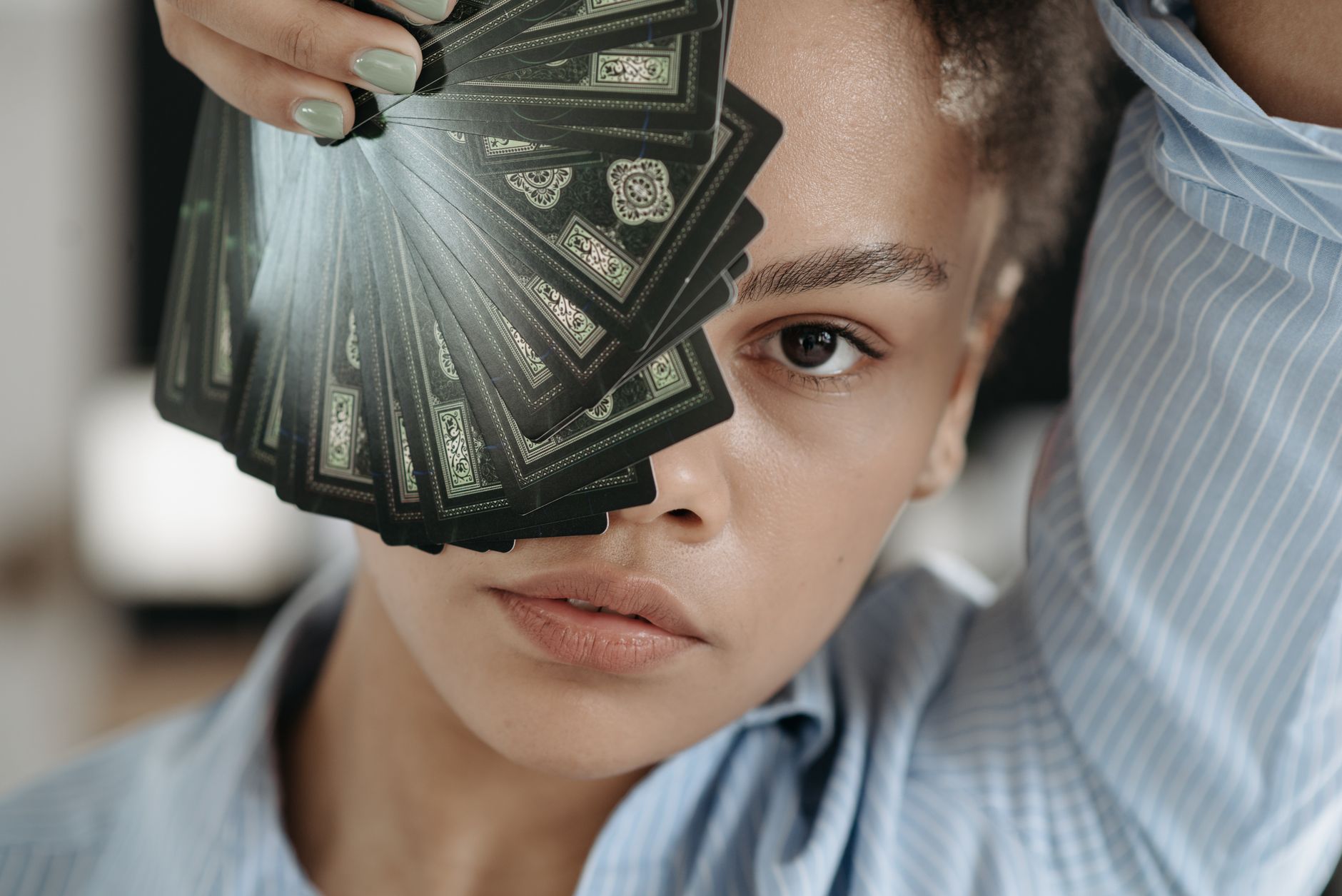 Méditation et Reyne de Coupe : comment cette carte devient un allié pour l’intuition en 2026 — femme tirage de tarot connexion émotionnelle