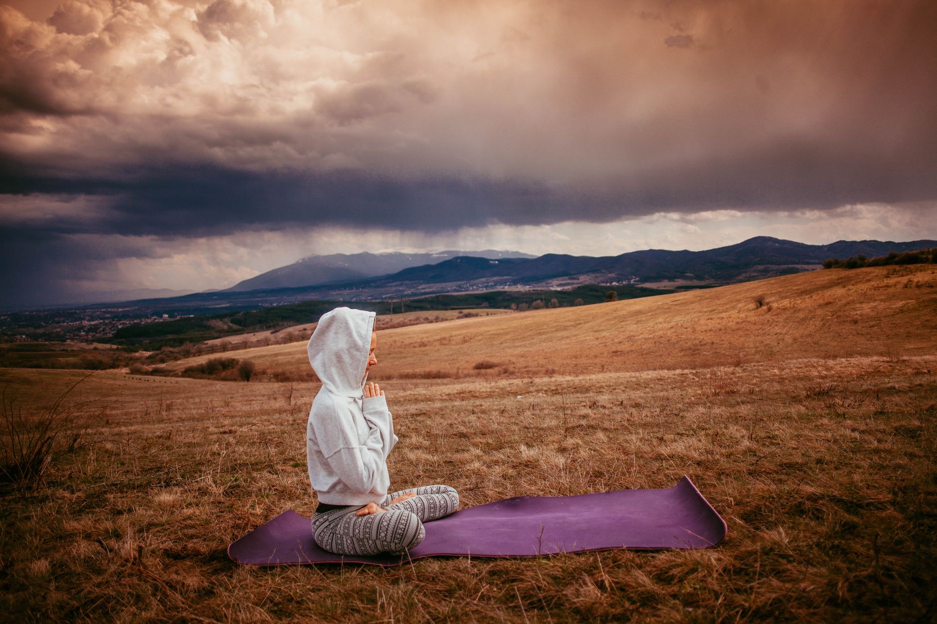 La méditation fait effet au — personne méditant dans la nature