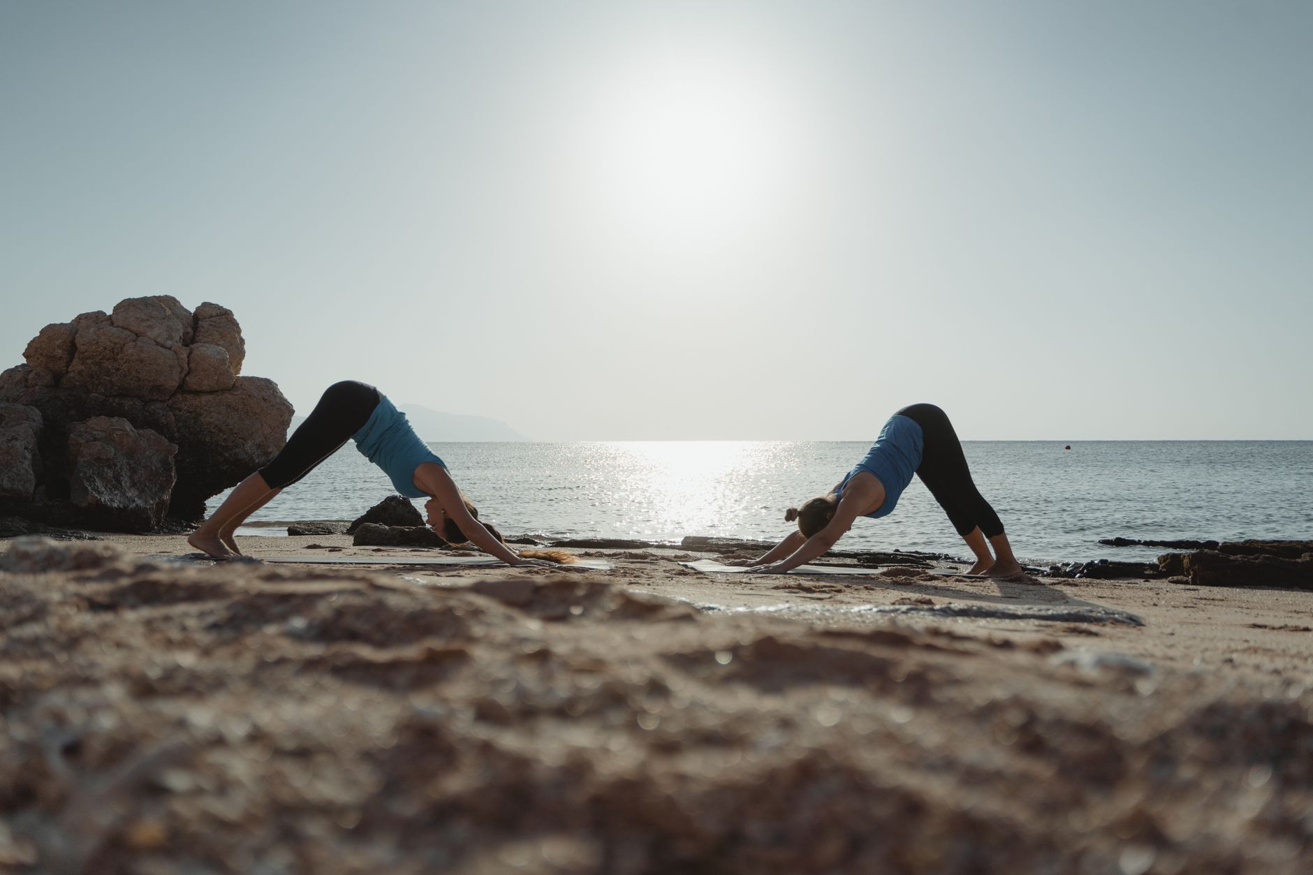 Yoga et silhouette : mythe persistant ou vraie transformation physique ? — cours de yoga en plein air au coucher du soleil