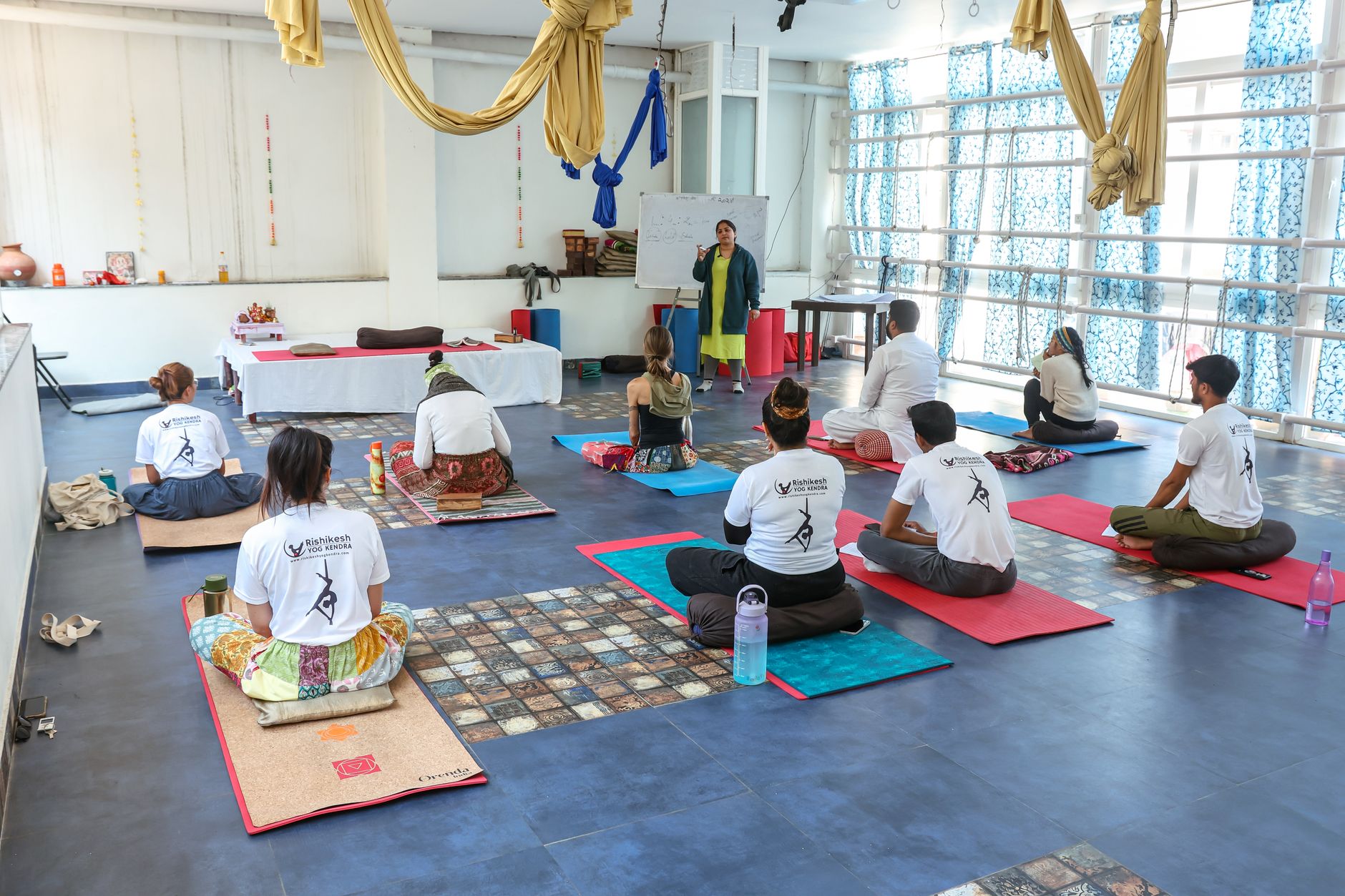 Yoga en entreprise : Pourquoi l'intégrer dans la stratégie bien-être des organisations ? — séance de yoga en entreprise groupe