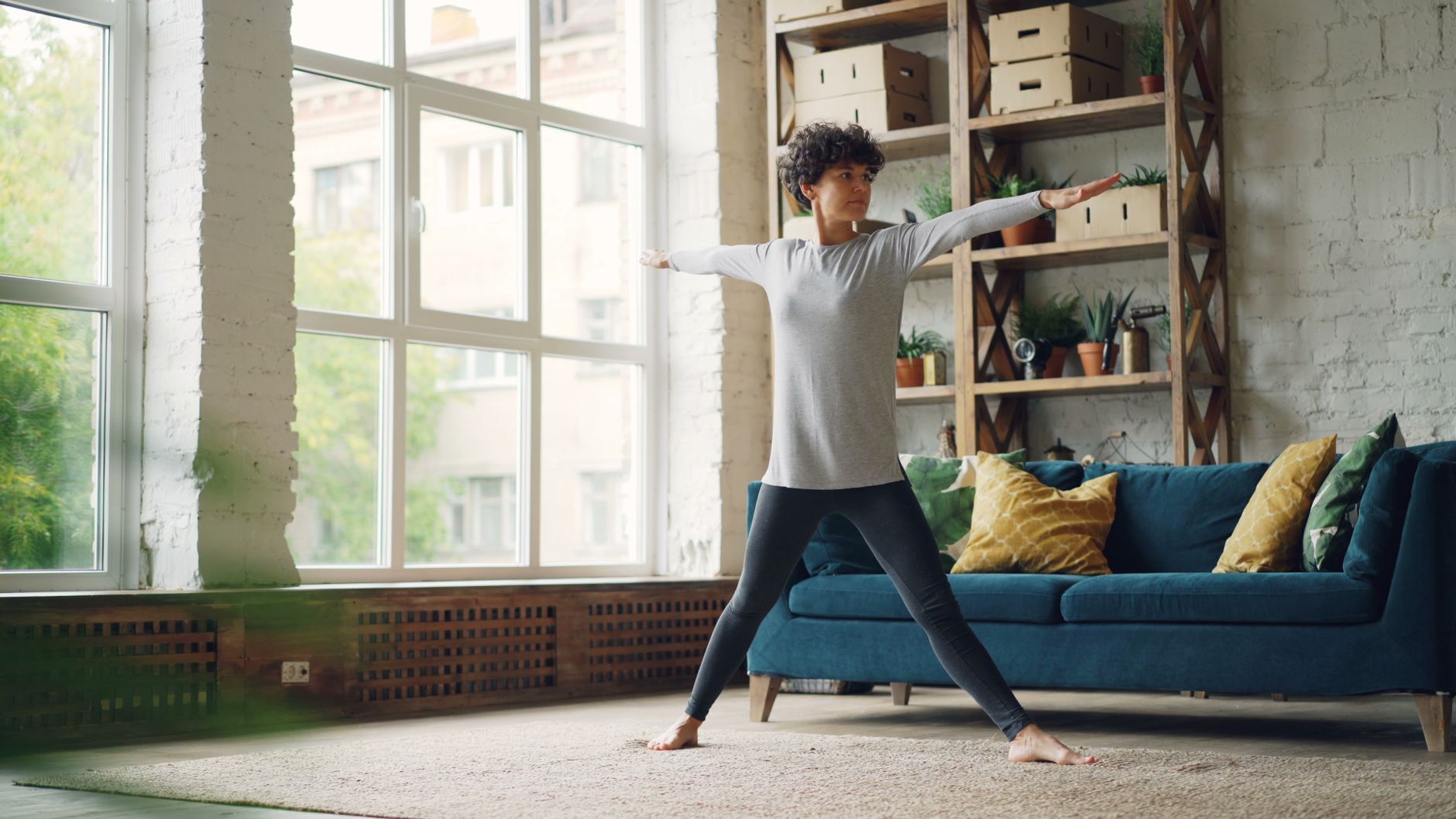 Pratiquer le yoga à domicile : pourquoi choisir les cours de yoga en ligne gratuits ? — pratique de yoga à domicile salon