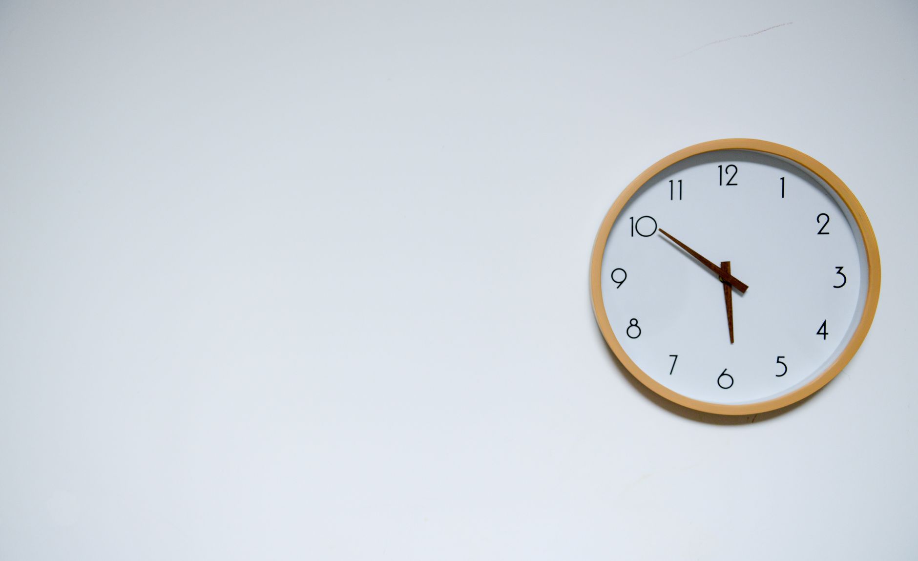 Que signifie l'heure miroir 10h10 — horloge affichant 10h10