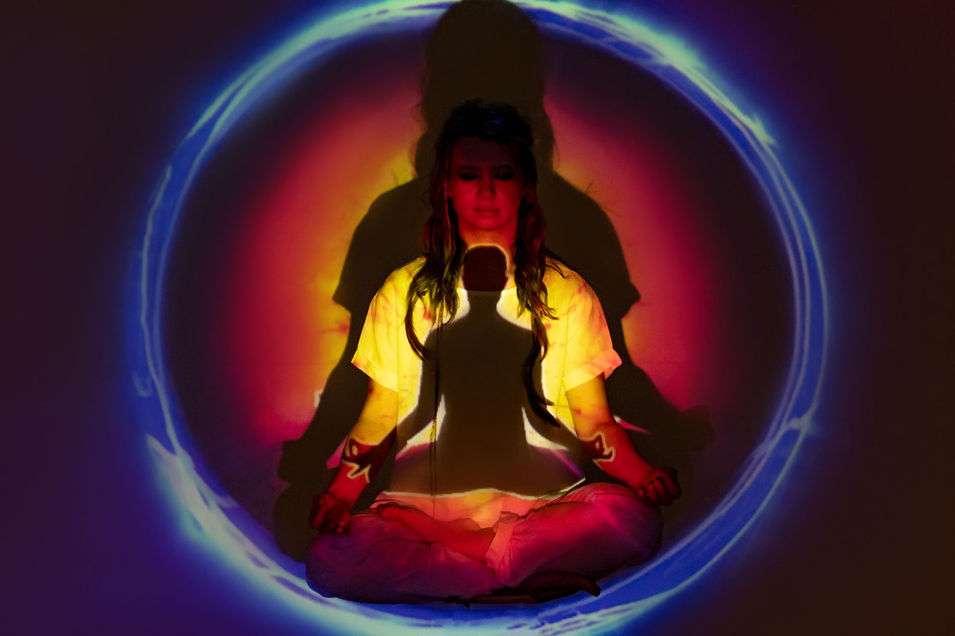 Flash lumineux les yeux fermés : expérience commune entre science, yoga et mystique — personne méditant avec aura lumineuse