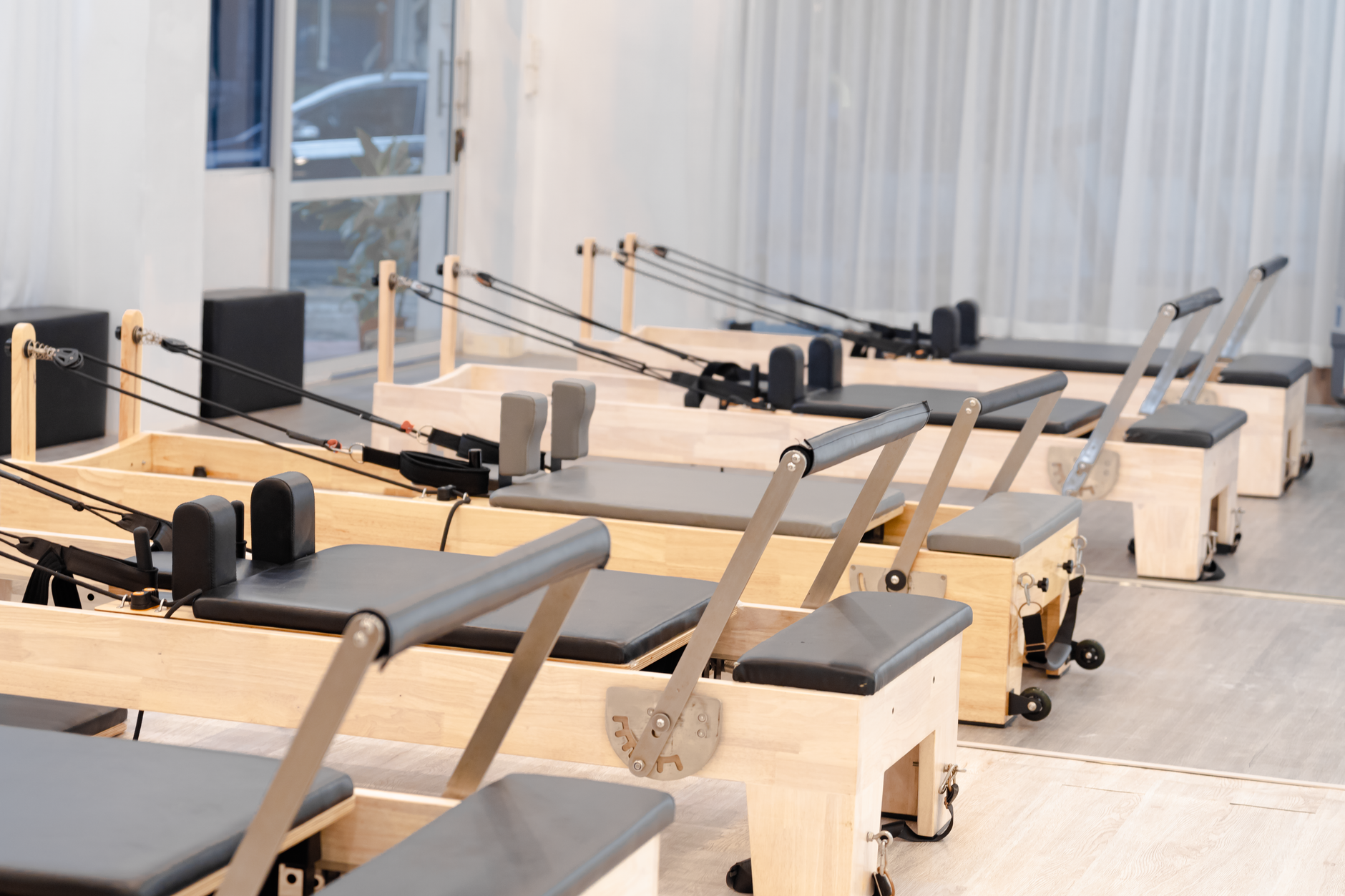 Comprendre ce qu’est réellement le Pilates Reformer : la méthode, la machine et les enjeux — studio d'exercice avec reformer Pilates
