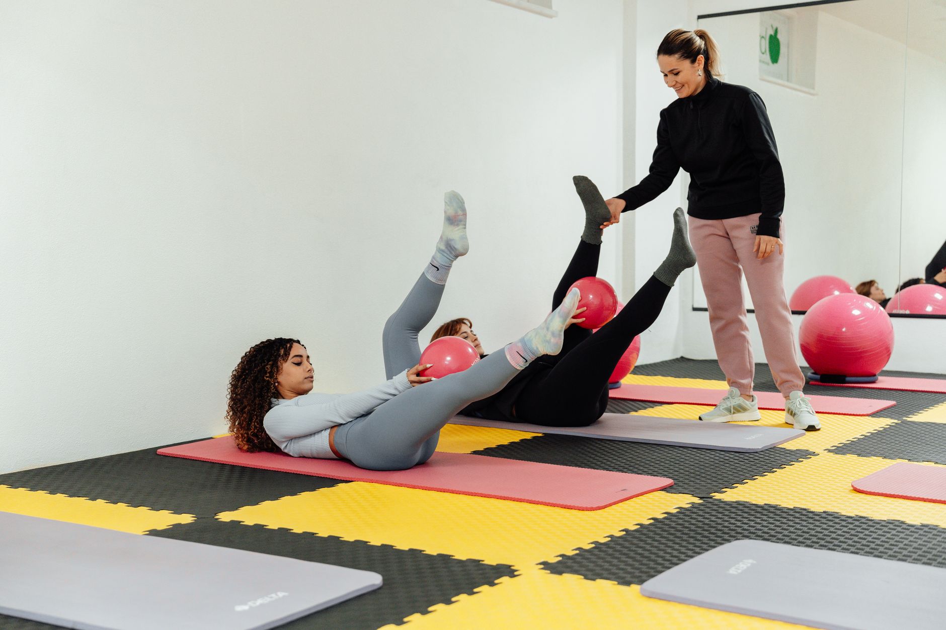 Les parcours pour devenir professeur de Pilates en France : diplômes et étapes légales — instructeur de Pilates enseignant un cours