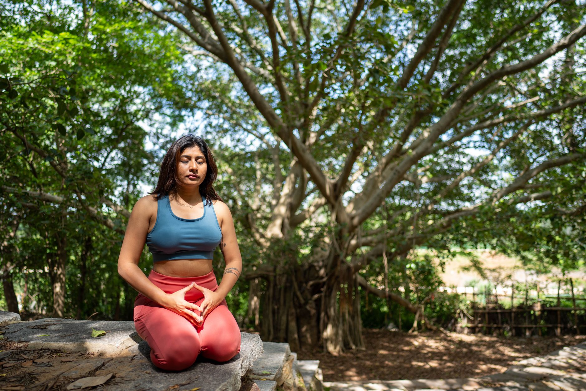 Pranayama dans le yoga : histoire, définitions et grandes familles — pratiquant de yoga respirant en plein air