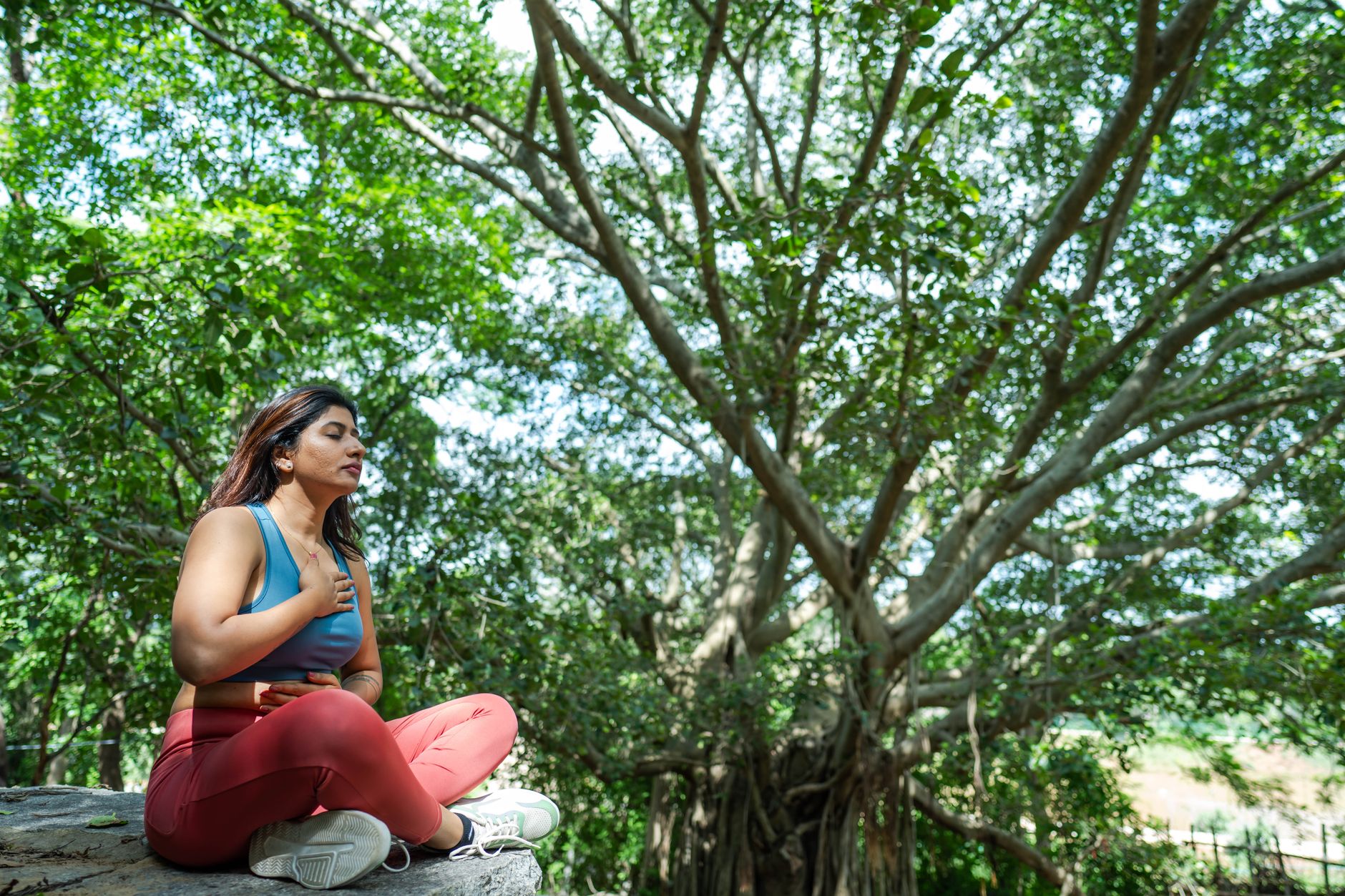 Du pranayama au kapalabhati, les — pratiquant de yoga respirant en plein air
