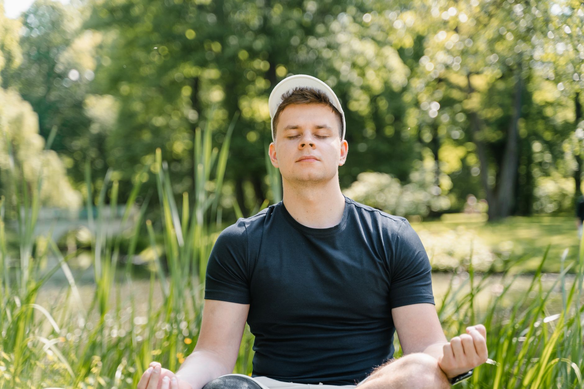 Méditation Hanka : origines et philosophie d’une pratique énergétique française — personne méditant dans la nature