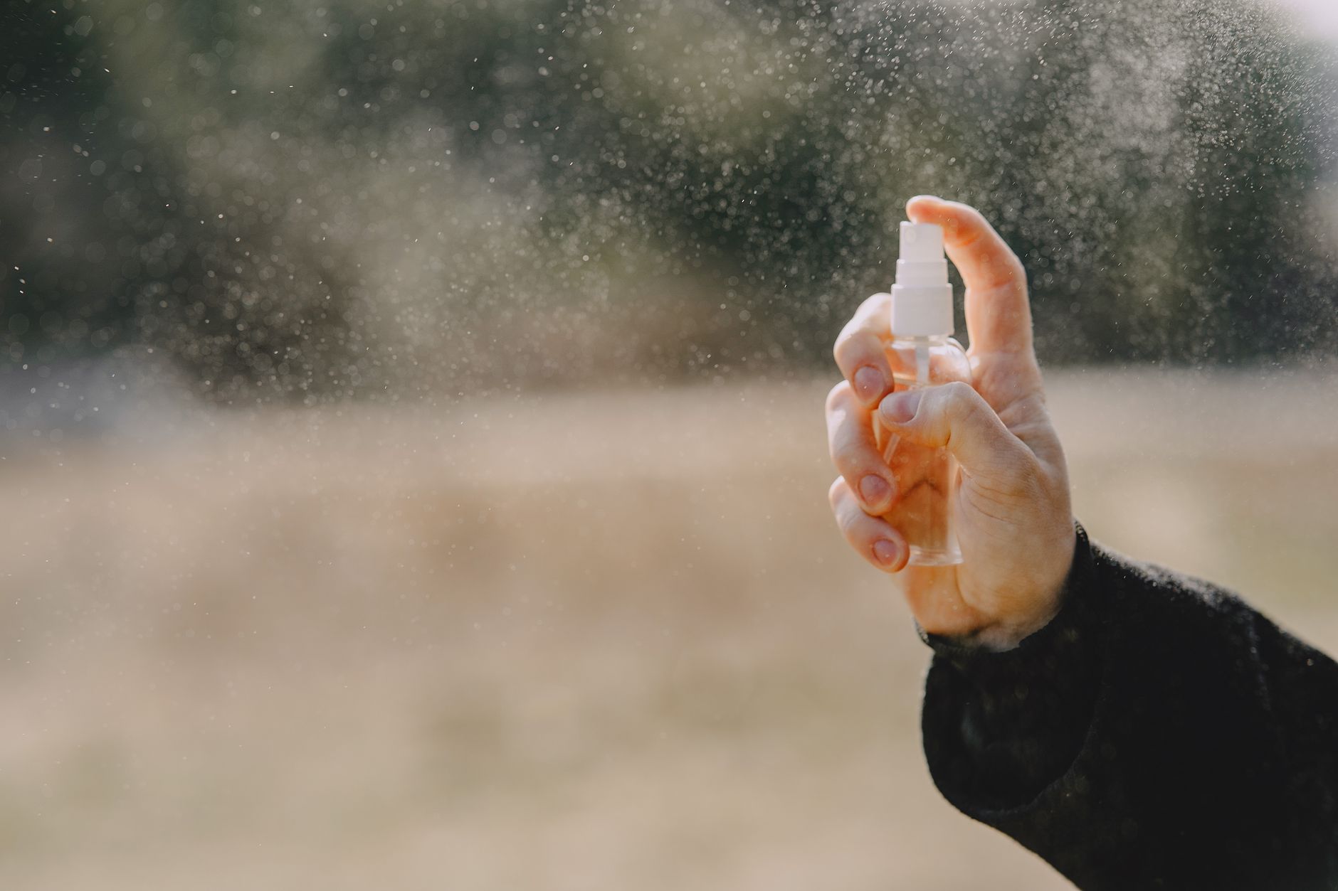 Spray nasal Pernazène : comment ça agit sur le nez bouché ? — flacon de spray nasal avec personne