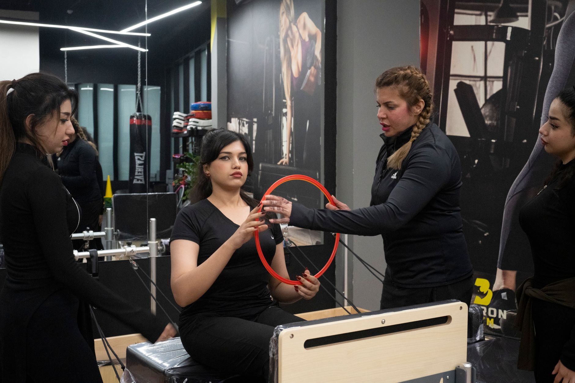 Renforcement musculaire et posture : l’alliance gagnante du Pilates — cours de Pilates avec instructeur et élèves