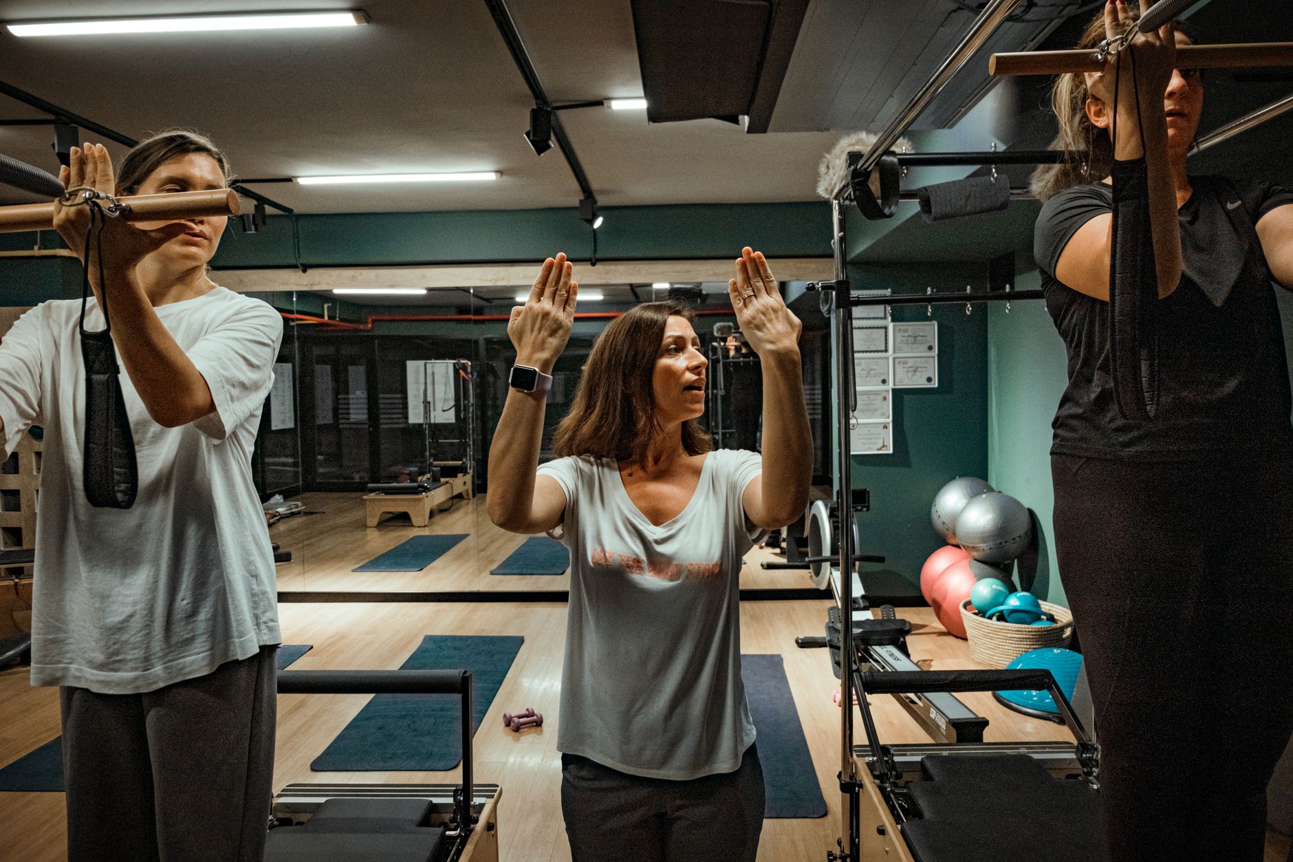 Quels sont les bienfaits du — cours de Pilates avec instructeur et élèves