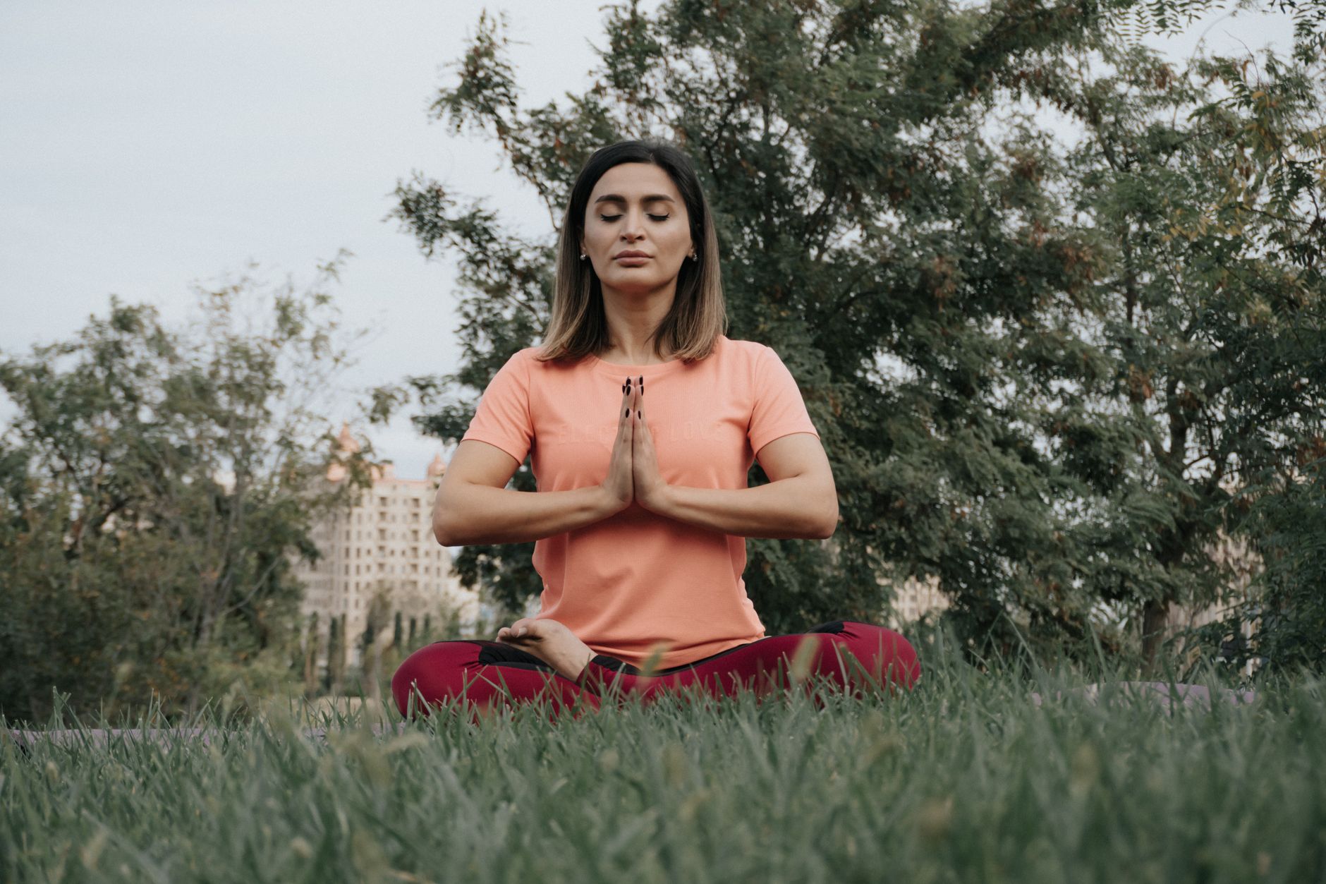 Montée de kundalini : signes physiques à reconnaître — méditation yoga nature sereine
