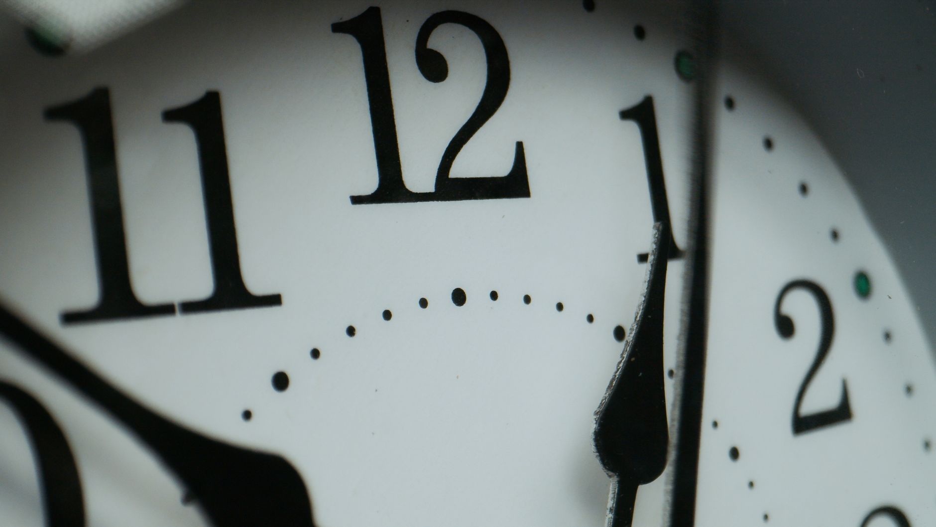 12h12 en étant célibataire que — horloge affichant 12h12 avec symbole cœur