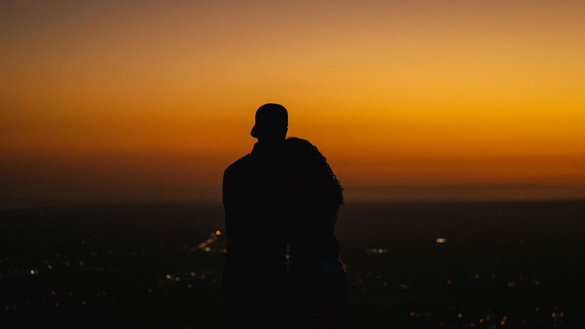 14h14 signification pour les célibataires — couple amoureux au coucher de soleil