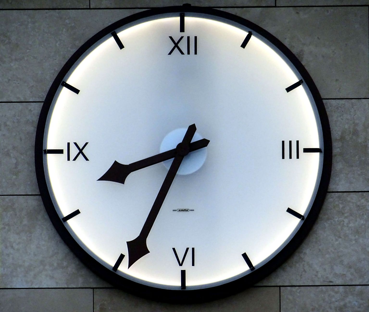 23h23 heure miroir, flamme jumelle — horloge affichant 23h23