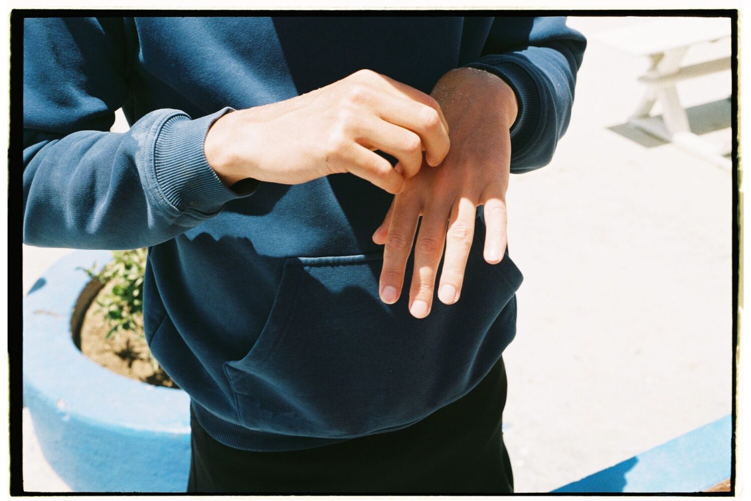 Paume de la main qui gratte : signification spirituelle, superstition et argent